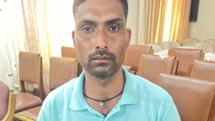 Jail guard arrested while taking bribe of 26 thousand rupees