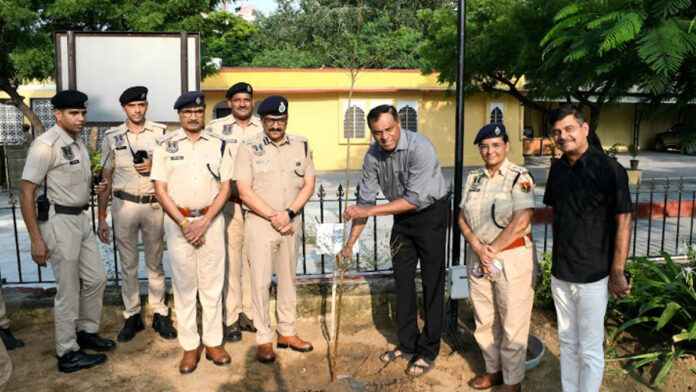 Police commissioner planted a tree in Jaipur Police Commissionerate premises