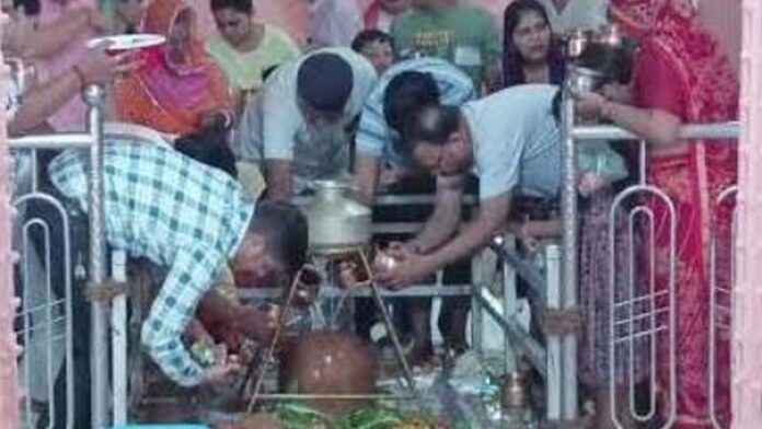 On the second Monday of Sawan, there was a queue of devotees in Shiva temples