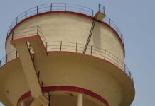 किराएदार महिला ने पानी की टंकी पर चढ़ कपड़ों पर छिडका केसोसीन,आत्मदाह करने की दी धमकी