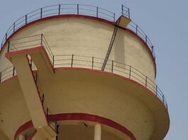 निगम की कार्रवाई से नाराज महिला 100 फीट ऊंची पानी की टंकी पर चढ़ी