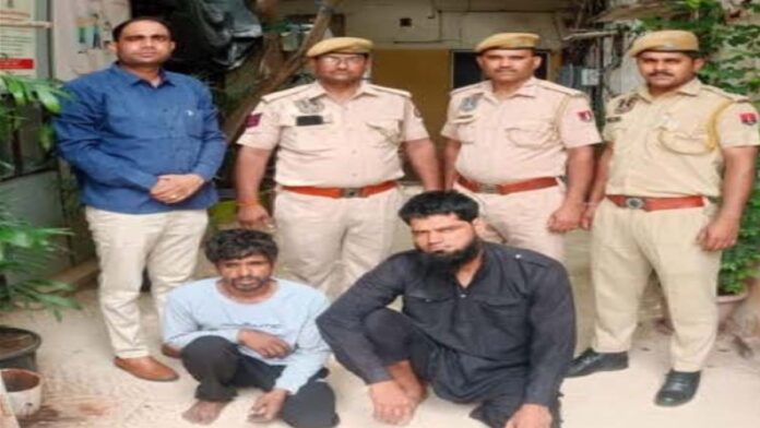 Two vicious criminals who stole mobile phones of passengers from the bus stand were arrested