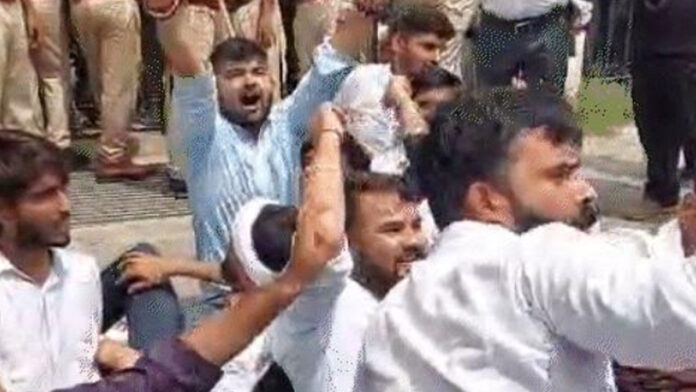Protested against the government by staging a sit-in regarding student union elections