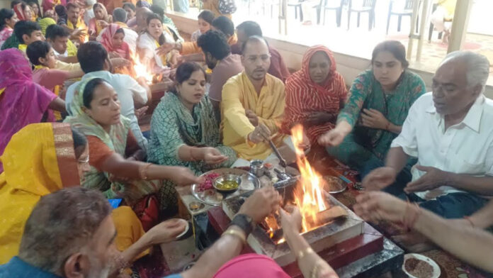Devotees gathered to offer oblations in Panch Kundiya Shiva Gayatri Mahayagya in Govind Devji Temple.