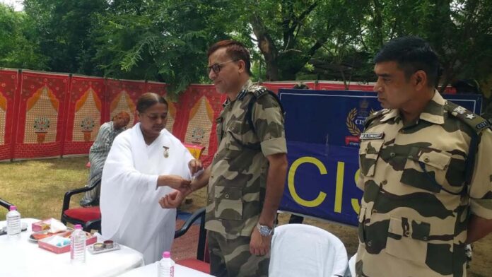 CISF officers and soldiers tied Raksha Sutra to school girls and took a pledge to protect them