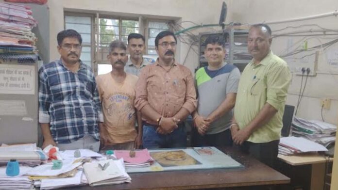 Subdivisional officer's reader, home guard and a private person arrested taking bribe