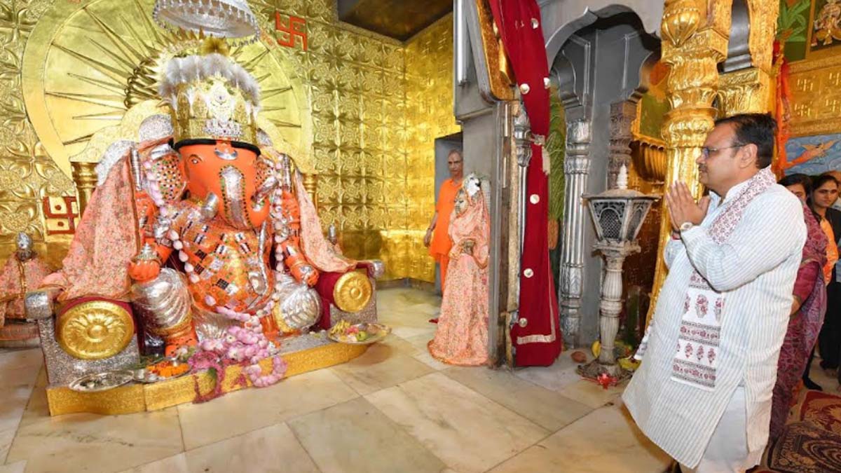The Chief Minister visited Moti Dungri Ganesh Temple and prayed for the prosperity of the state