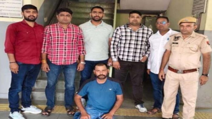 The smuggler who reached Jaipur to supply arms from Karauli was caught by the police