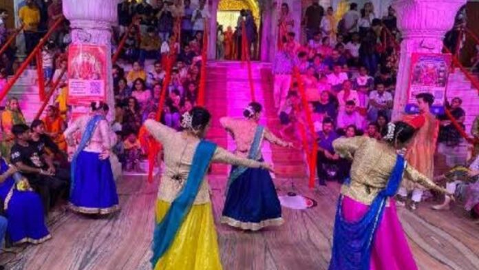 Devotees gathered at Moti Dungri Ganesh Ji temple to see the jugalbandi of Kathak-Tandav dance