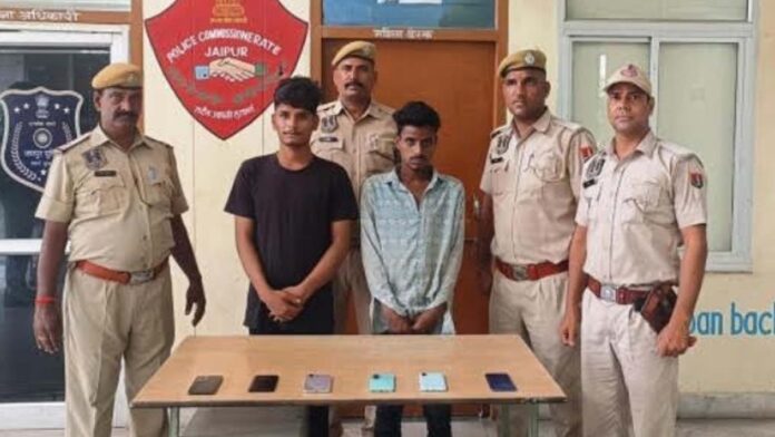 Two miscreants who snatched mobile phones from passersby were nabbed