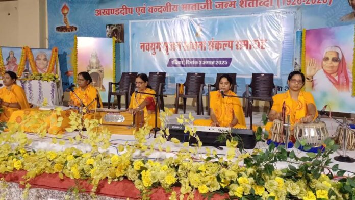 Women should chant Gayatri Mahamantra without hesitation: Dina Dwivedi