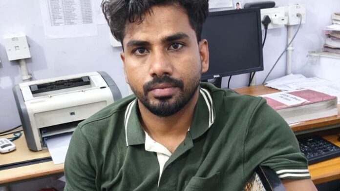 Revenue Patwari arrested while taking bribe of 95 thousand rupees