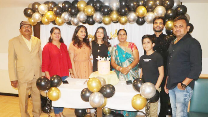 Actress Ritu Chauhan celebrated her birthday at the launch of the album 'Barbaad Ho Jayenge'