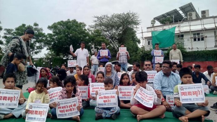 Parents staged a symbolic sit-in protest at the education complex after their selected children were not admitted under RTE Parents staged a symbolic sit-in protest at the education complex after their selected children were not admitted under RTE