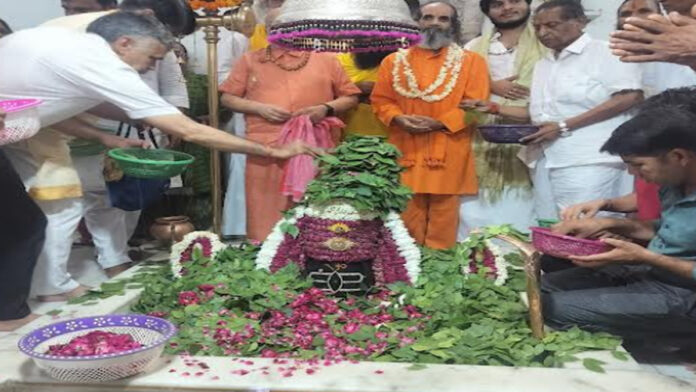 One and a quarter lakh Bilva leaves were offered and in the Bhajan Sandhya, the praises of Bhole Baba resounded