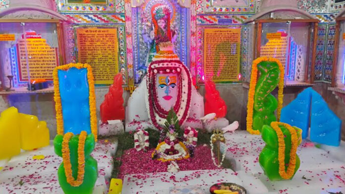 A grand tableau of Baba Barfani and group aarti was organized at Jageshwar Shiva temple