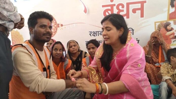 som Mayor Saumya Gurjar honored Safai Mitras and cleanliness warriors of the corporation by tying Rakhi with her own hands