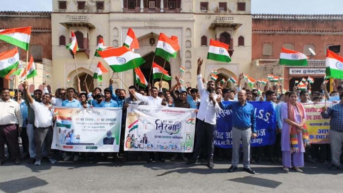 Hundreds of students took out a tricolor rally and gave the message of cleanliness