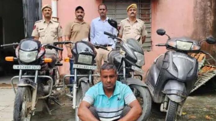 Two-wheeler thief arrested from railway station Two-wheeler thief arrested from railway station