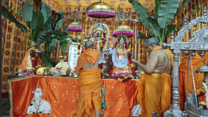 After spreading joy during Nandotsav, Shri Govind Devji set out on a city tour