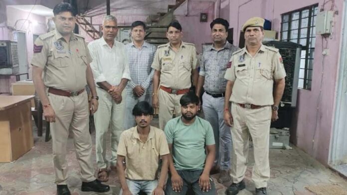 Two miscreants of a vicious gang that robbed mobile phones and withdrew money from bank accounts were arrested Two miscreants of a vicious gang that robbed mobile phones and withdrew money from bank accounts were arrested