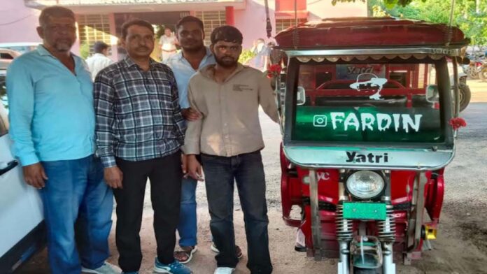 Police arrested Fardeen Qureshi, accused of doing dangerous stunts with e-rickshaw