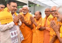 मुख्यमंत्री को दिया 251 कुंडीय गायत्री महायज्ञ का आमंत्रण