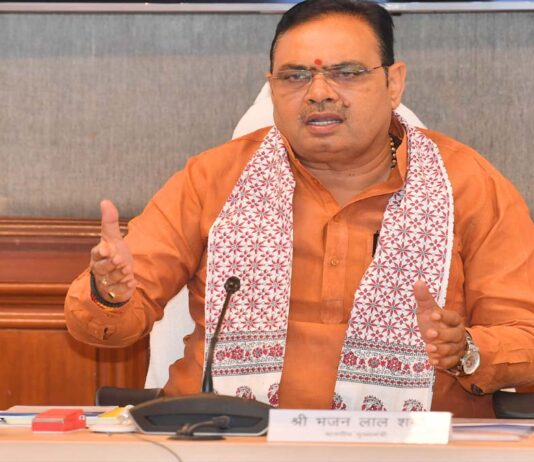 त्योहारी सीजन से पहले पुलिस पर मुख्यमंत्री का एक्शन: एक अधिकारी को निलंबित कर छह एपीओ और दो को पद से हटाया Chief Minister took a review meeting of the Revenue and Colonization Department