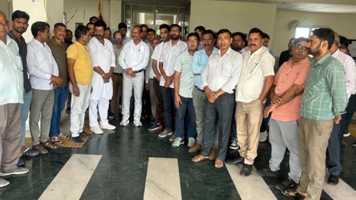 The gate meeting received overwhelming support from the employees.