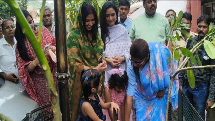 Mayor Kusum Yadav and Commissioner Dr. Nidhi Patel gave the message of environmental protection by planting trees in the green belt