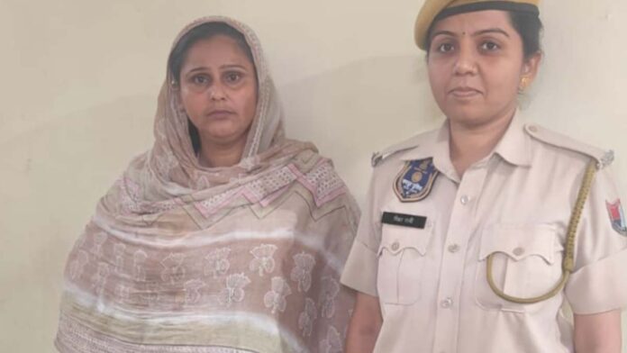 A clever woman who used to steal mobile phones from houses was arrested