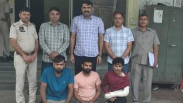 Three top class robbers of Uttar Pradesh were arrested by the police Three top class robbers of Uttar Pradesh were arrested by the police