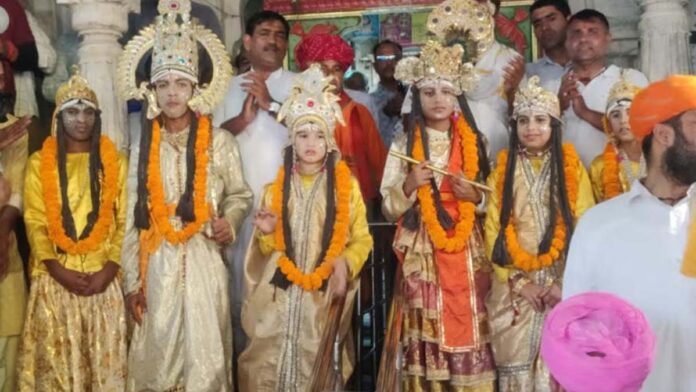 Devotees performed Vidhani Parikrama, dancing and singing to the tune of Ram.