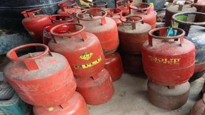 cilynder Police arrested those involved in black marketing of domestic gas cylinders and illegally refilling gas in vehicles.