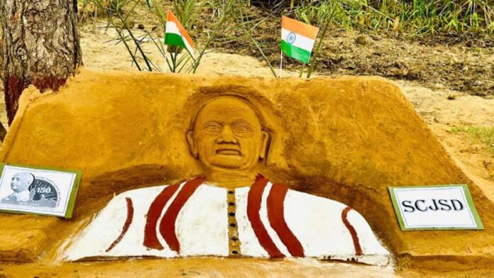 Inmates at Dausa jail sculpted a lifelike clay portrait of Sardar Patel. Inmates at Dausa jail sculpted a lifelike clay portrait of Sardar Patel.