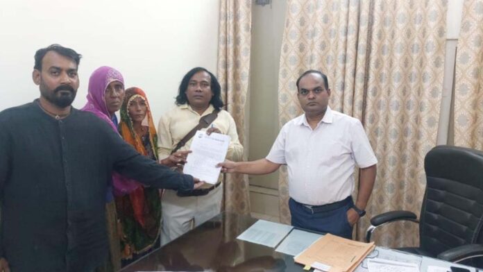 A memorandum was submitted to the District Collector in protest against eviction without rehabilitation.