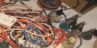 कैफे की आड़ में चल रहे अवैध हुक्का बार पर पुलिस का छापा
