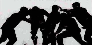 बाइक खड़ी करने पर भिड़े दो गुट: चाकूबाजी और बोतलों से हमले में तीन घायल