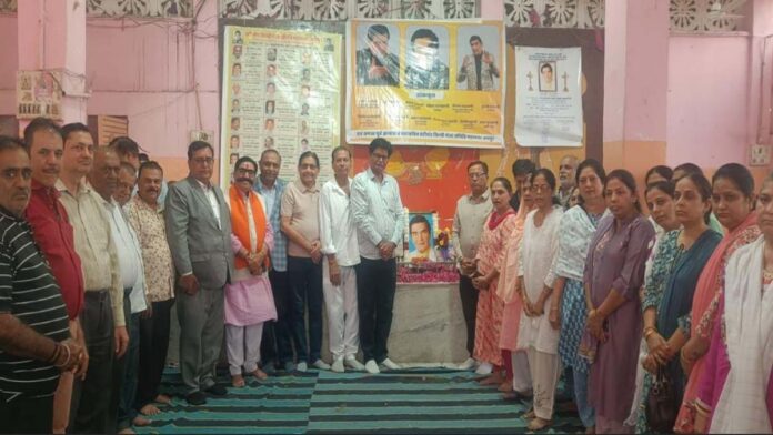 Hundreds of people paid tribute to Asrani at Shri Jhulelal Temple Hundreds of people paid tribute to Asrani at Shri Jhulelal Temple