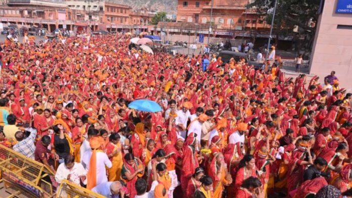 A huge Kalash Yatra was organised on the occasion of Maharaja Shri Ajmidh Ji's birth anniversary.