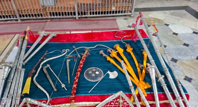 On Vijayadashami, weapons were worshipped with chanting of mantras.