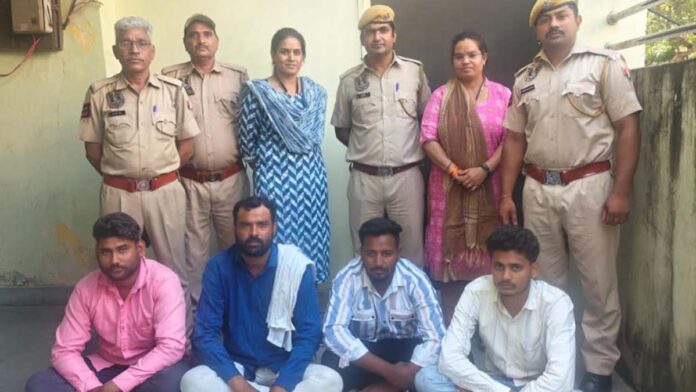 Four people arrested for duping domestic and foreign tourists