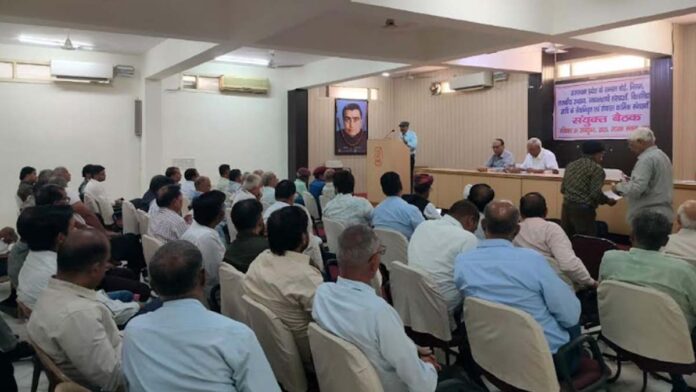 Employees and officers of various institutions are on the path of agitation in protest against the state government's order to abolish OPS. Employees and officers of various institutions are on the path of agitation in protest against the state government's order to abolish OPS.