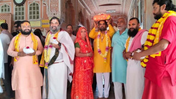 pothi Book worship took place in connection with the story at Shri Govind Dham.