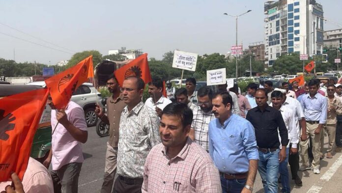 Electricity workers took out a rally demanding various things.