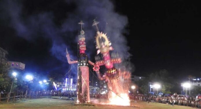 105 feet tall Ravana was burnt at the Dussehra ground in Adarsh ​​Nagar.