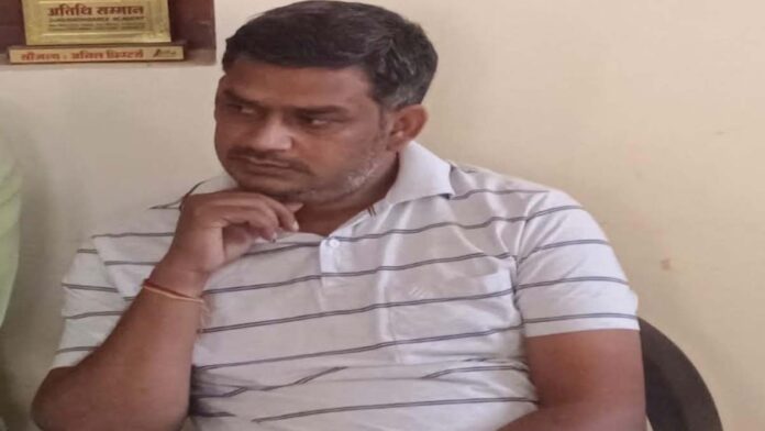 Assistant Administrative Officer of Tehsil office arrested while taking bribe of Rs 90 thousand Assistant Administrative Officer of Tehsil office arrested while taking bribe of Rs 90 thousand