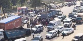 तेज रफ्तार डंपर ने बाइक सवार कुचला, दूसरा साथी उछलकर दूर गिरा Bike rider crushed by high speed dumper