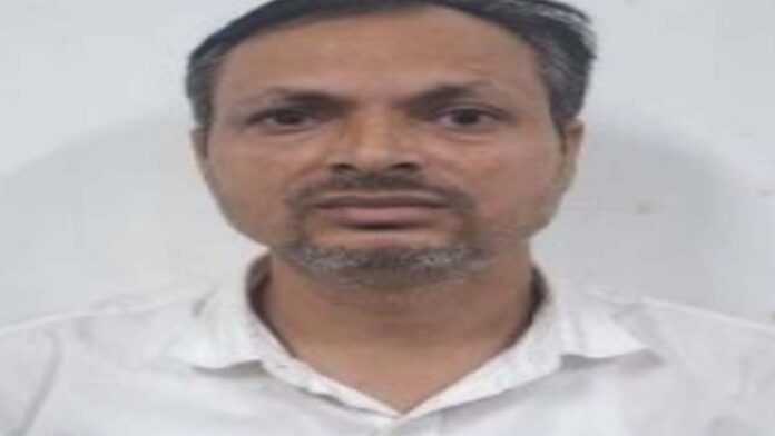 A man carrying a reward of Rs 25,000 was arrested after he came to meet his girlfriend.