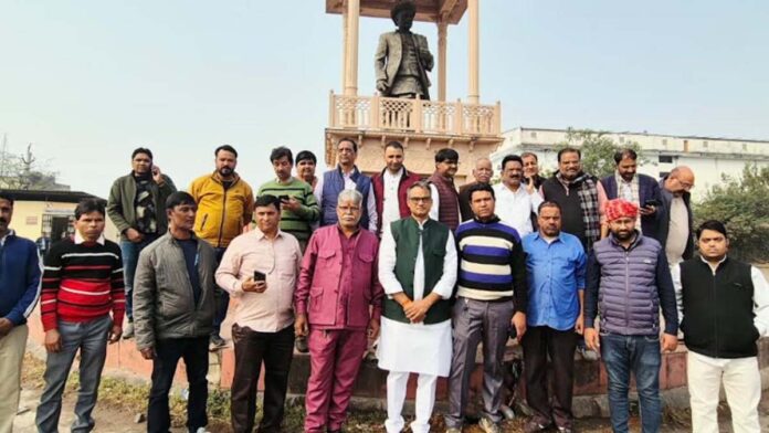 Farmers, laborers and traders paid heartfelt tribute to Mahatma Jyotiba Phule on his 135th death anniversary.